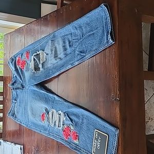 Hollister like new jeans with distressed look and flower details